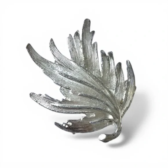 Vintage Mid‑Century Silver‑Tone Leaf Brooch – Sculptural & Weighted - Picture 3 of 13